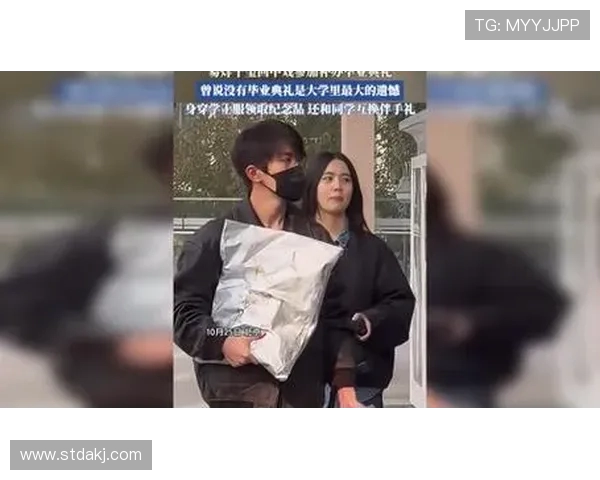 中戏补办毕业礼：易烊千玺现身，合影热潮暖了青春缺口