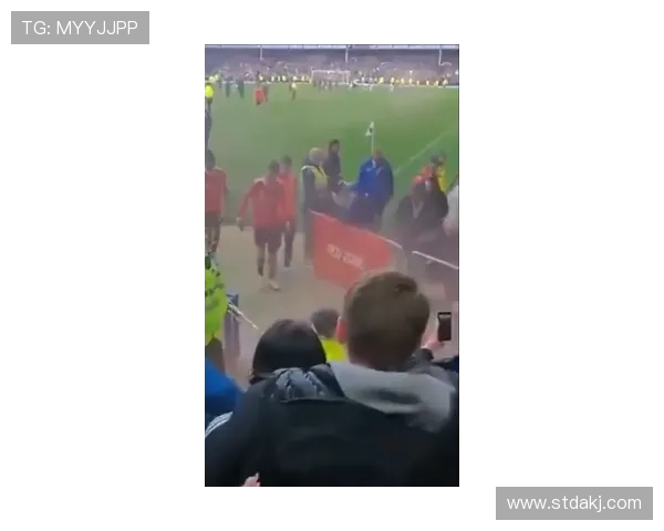 苏州队赛后打扫更衣室传递正能量 留言:保持热爱共铸苏超未来(2) 苏州队赛后打扫更衣室传递正能量 留言:保持热爱共铸苏超未来(2)